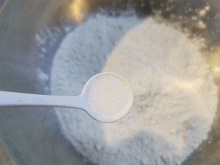 1、炸酱面~自制手擀面版,中筋粉取400克，加入一小勺食盐