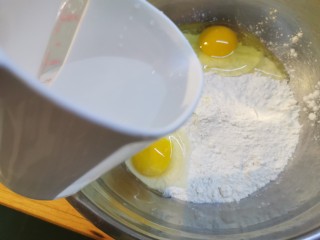 3、炸酱面~自制手擀面版,倒入100毫升凉开水