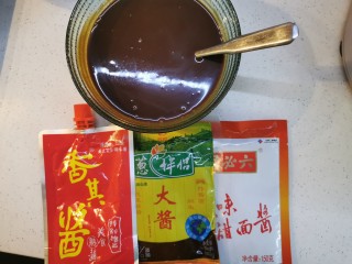 11、炸酱面~自制手擀面版,准备好甜面酱一袋，大酱一袋，香其酱适量，倒入碗中，加少许水调均匀