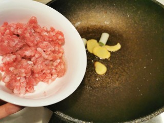 13、炸酱面~自制手擀面版,葱姜爆香以后，放入肉馅