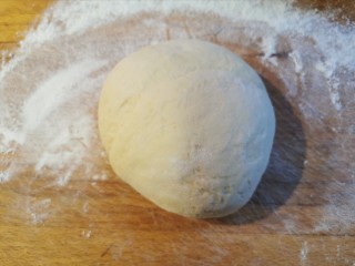 25、炸酱面~自制手擀面版,面团拿出来揉几下，再放回去继续松弛十五至二十分钟。再拿出来揉一下，就可以用了