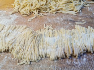 33、炸酱面~自制手擀面版,切成小细丝，自己掌握宽窄，撒一些干面粉防止粘连