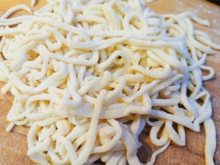 35、炸酱面~自制手擀面版,全部都切好了，一共可以够四到五个人吃，大概会出600多克