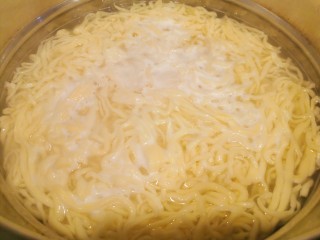 36、炸酱面~自制手擀面版,锅中烧开水，面条下锅大火煮熟