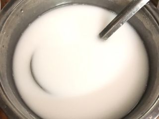 2、广式肠粉,适量米粉加冷水，包装袋有写放水比例的，我是凭感觉，哈哈