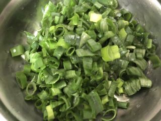 3、广式肠粉,切好葱花