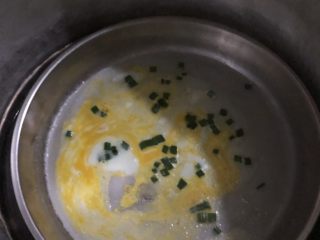 8、广式肠粉,放开水里蒸，因为没有专门的蒸肠粉设备，哈哈哈，就用家里工具凑合，哈哈