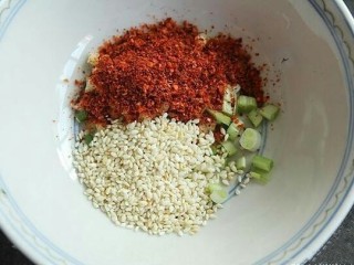 1、快手麻辣面,将辣椒面，芝麻，葱花放在碗中备用。