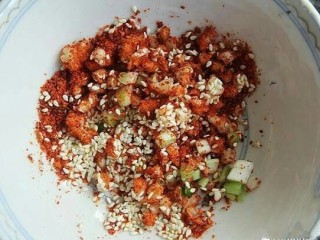 2、快手麻辣面,搅拌均匀。