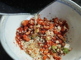 3、快手麻辣面,锅烧热，倒入油并加热至微微冒烟，关火。并迅速倒入材料中。