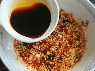 4、快手麻辣面,加入适量生抽，也可以加点醋和喜欢的调料。