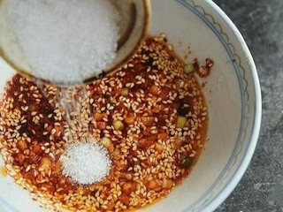 5、快手麻辣面,加入适量盐调味。