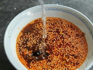 6、快手麻辣面,加入适量开水，并搅拌均匀。