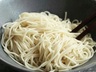 7、快手麻辣面,提前煮好面条过水备用。