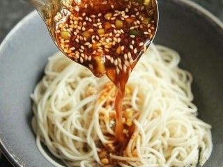 8、快手麻辣面,将调料浇到面条上，并搅拌均匀，即可。