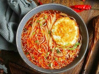 9、快手麻辣面,还可以加一个鸡蛋，简易麻辣面就做好啦！是不是超级简单啊。