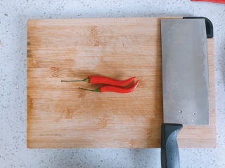 1、荷包蛋焖面,准备好小米椒切成段。