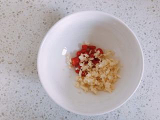 3、荷包蛋焖面,切好的小米椒和蒜末放到碗里。