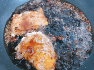 9、荷包蛋焖面,放入荷包蛋。