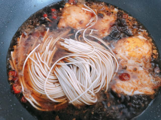 10、荷包蛋焖面,放入拉面。