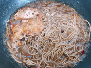 11、荷包蛋焖面,等待收汁。