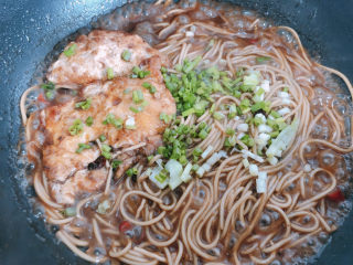 12、荷包蛋焖面,撒上葱花。