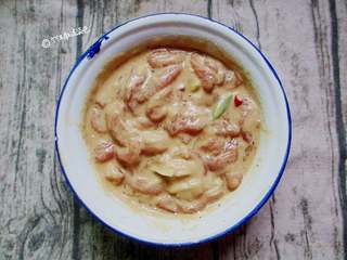 6、炸酥肉,整体状态是略微偏稀一点的，如果太干，加入少量食用油调节。