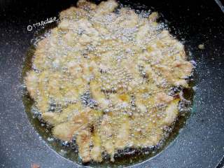 8、炸酥肉,全部炸完后，升高油温，再快速过油炸一次，这样能保证酥肉外酥里嫩。