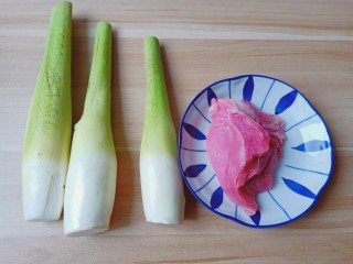 1、茭白炒肉丝,正是吃茭白的季节,搭配猪肉一起炒。