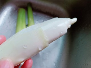 2、茭白炒肉丝,用刀在茭白壳上划轻轻一下,剥去茭白壳就很容易。