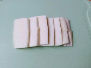 3、茭白炒肉丝,茭白切寸断再切成片状。