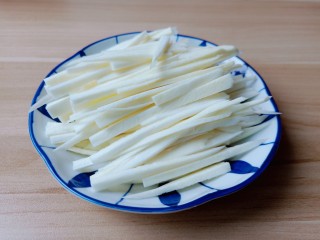 4、茭白炒肉丝,把茭白再切成细丝。