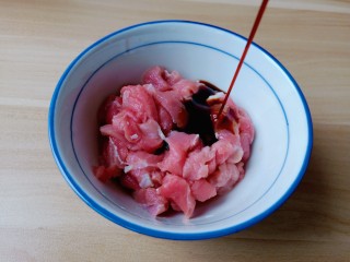 5、茭白炒肉丝,猪肉去除筋膜横着切成细丝。加生抽一勺。