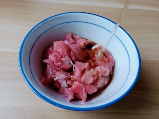 6、茭白炒肉丝,加料酒一勺去腥增香。