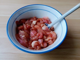 8、茭白炒肉丝,搅拌均匀腌制十分钟。