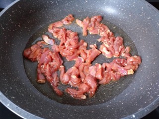 9、茭白炒肉丝,热锅热油下入猪肉丝爆炒。