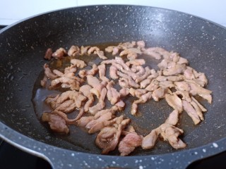 10、茭白炒肉丝,爆炒到猪肉丝变色。