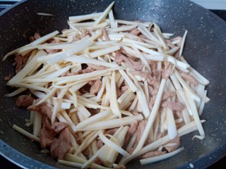 11、茭白炒肉丝,加入茭白丝大火翻炒片刻。