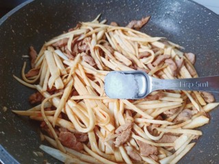 12、茭白炒肉丝,加入盐调味。