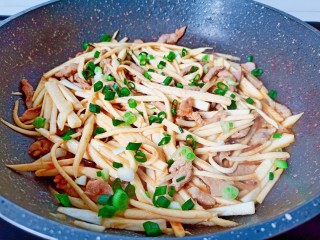 13、茭白炒肉丝,把调味料翻炒均匀撒点小葱。