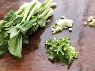 2、小龙虾青菜清汤荞麦面,把青菜摘洗干净，香菜切段，葱花切末。