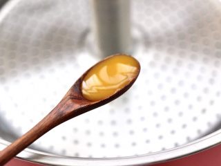 3、小龙虾青菜清汤荞麦面,万慕智能升降火锅里，锅里倒入适量的清水，放入鲜鸡汁。