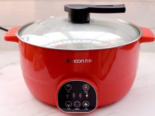 5、小龙虾青菜清汤荞麦面,盖上锅盖大火烧开后，转小火煮5分钟后。