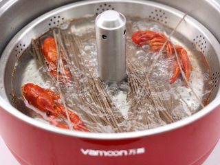 6、小龙虾青菜清汤荞麦面,放入荞麦挂面，大火继续煮至荞麦挂面变软熟透时。