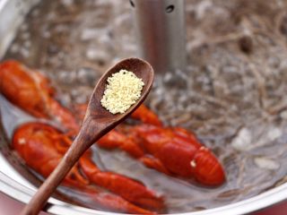 8、小龙虾青菜清汤荞麦面,再放入鸡精增加口感。