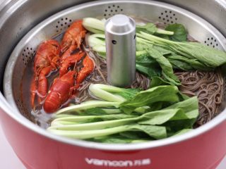 9、小龙虾青菜清汤荞麦面,这个时候加入洗净的青菜，大火继续煮至青菜断生变色的时候。
