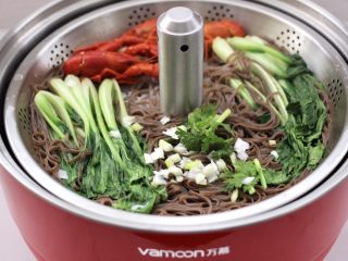 12、小龙虾青菜清汤荞麦面,大火煮沸后即可。