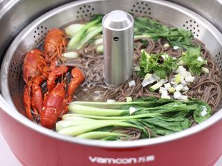 10、小龙虾青菜清汤荞麦面,撒上葱花和香菜段。