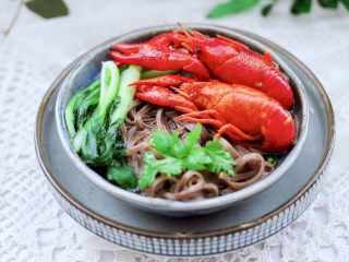 13、小龙虾青菜清汤荞麦面,鲜美可口又营养丰富的小龙虾青菜清汤荞麦面出锅咯。