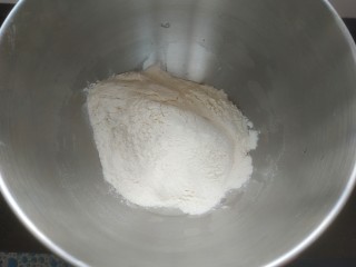 1、炸油饼,秤300克面粉放入和面桶中